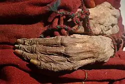 Cherchen female mummy hands