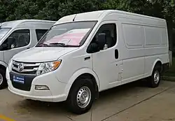 2018 Dongfeng (DFAC) Yufeng LWB panel front quarter view