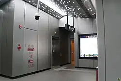 Line 9 platform has toilets