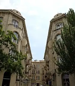 There are many boutiques