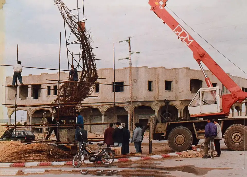 the Evolution of Textile Monument during the construction, carried by the sculptor Abdelfattah Boussetta in 1997.