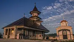 Biserica dintr-o piatră in Năeni