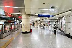 Line 13 alighting platform