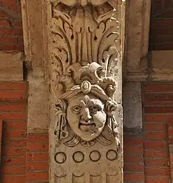 Hôtel d'Assézat: masks.