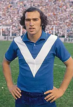 Carlos Bianchi in a blue kit with a white stripe in the shape of a V