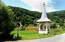 Chapel and wayside cross in Bichigiu