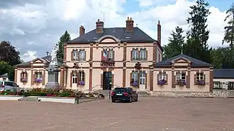 The town hall in Bléneau