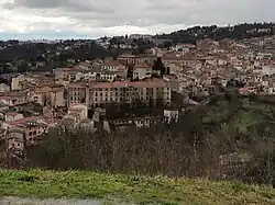 Photograph of downtown Thiers, with the old hospital visible in the center.