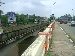 The dilapidated old bridge and new bridge at Ranni