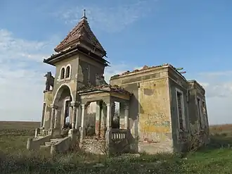 Abandoned house in Deveselu