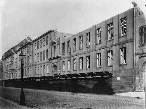 Almindelig Hospital under demolishion in 1895.
