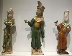Sancai figures wearing fanlingpao (kuapao-style), overlaps on the right and closes to the right, Tang dynasty.