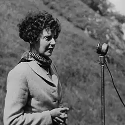 Haythornthwaite addressing ramblers at access rally event in Winnats Pass