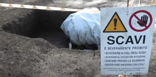 Excavation sign placed on the day of the discovery at the Necropolis of Amorosi