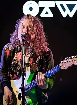 Zach Grace of Flor performing in 2018