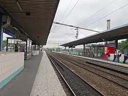 RER E platform (towards Paris) (View to the North)
