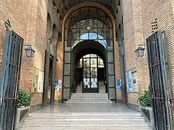 The entry way at 186, avenue Daumesnil