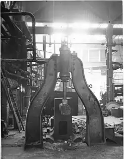 Small steam hammer 1900,[120] with line shafting and belt drives to the rear.