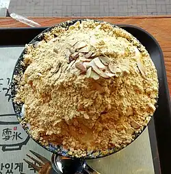Injeolmi-bingsu topped with kong-gomul (soybean powder)