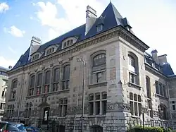 View of the Institut de paléontologie Humaine. Choux's frieze can be seen,