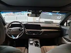 Interior (pre-facelift)