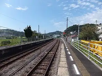 A view of the station platforms and tracks in 2015. Platform 2 is to the left. Track maintenance vehicles can be seen on the siding to the right.