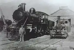 At the end of the 19th century, Jinda took a photo with the China Railways AM2 (left) and the Chinese Rocket (right) in the Xugezhuang repair factory.