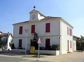 The town hall in Luglon
