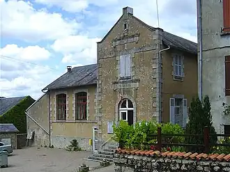 The town hall in Chalaux