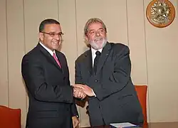 Mauricio Funes and Luiz Inácio Lula da Silva shaking hands