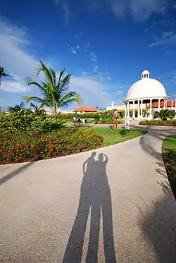 A building and people's shadows in Medianía Alta