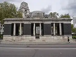 A rectangular monument in the shape of a vaulted colonnade