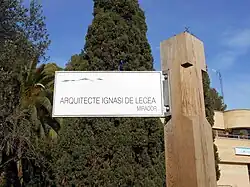 Vertical plaque on mast: Mirador Arquitecte Ignasi de Lecea.