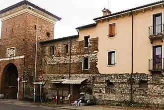 Wall section integrated into residential buildings