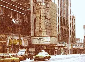 View of the New Amsterdam Theatre and surrounding buildings in 1985