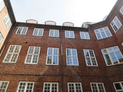 The side wing viewed from the first courtyard
