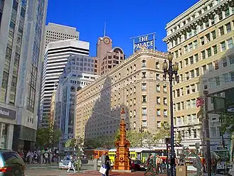 The de Young Building (left) as it appeared with its modern skin from 1962 to 2005