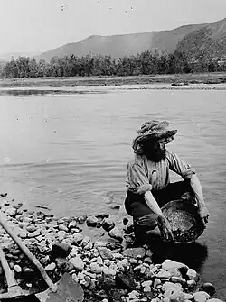 Panning for gold, 1898