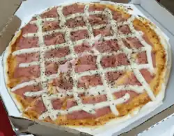 Ham and requeijão pizza