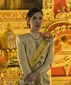 Princess Chulabhorn wearing the "Chut Thai Boromphiman" (Thai: ชุดไทยบรมพิมาน)