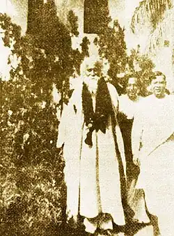 Rabindranath Tagore, R. C. Majumdar and Apurba Chanda in front of Burdwan House on February 10, 1926​​‌