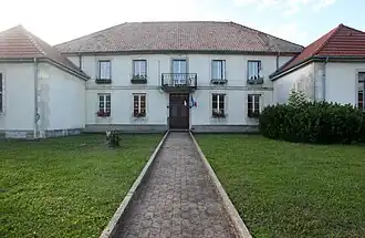 The town hall in Reugney