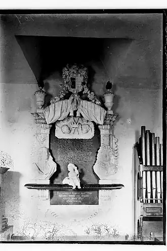 Monument to Sir Richard Earle at Stragglethorpe