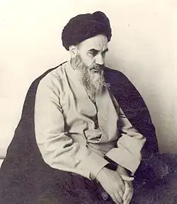 Ayatollah Khomeini wearing a qabā under his black abā