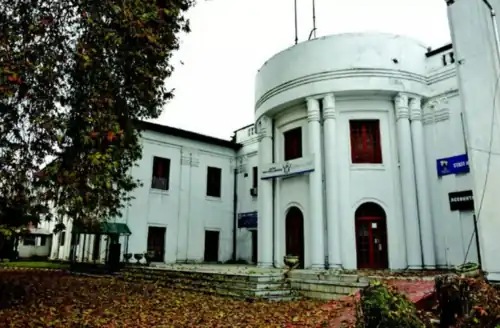 The remaining part of the Jhelum river wing houses the Srinagar City museum