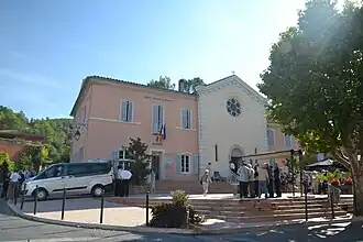 The town hall and church in Taradeau