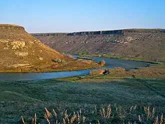 Arpaçay (Arpa Stream), with Armenia on the left, Turkey on the right