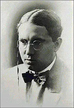 Abraham Valdelomar wearing a suit, seated and looking to the side