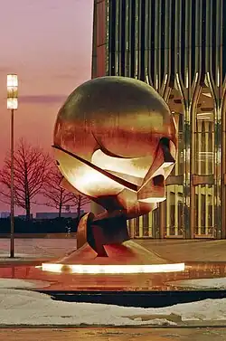 The Sphere in WTC's courtyard 1998